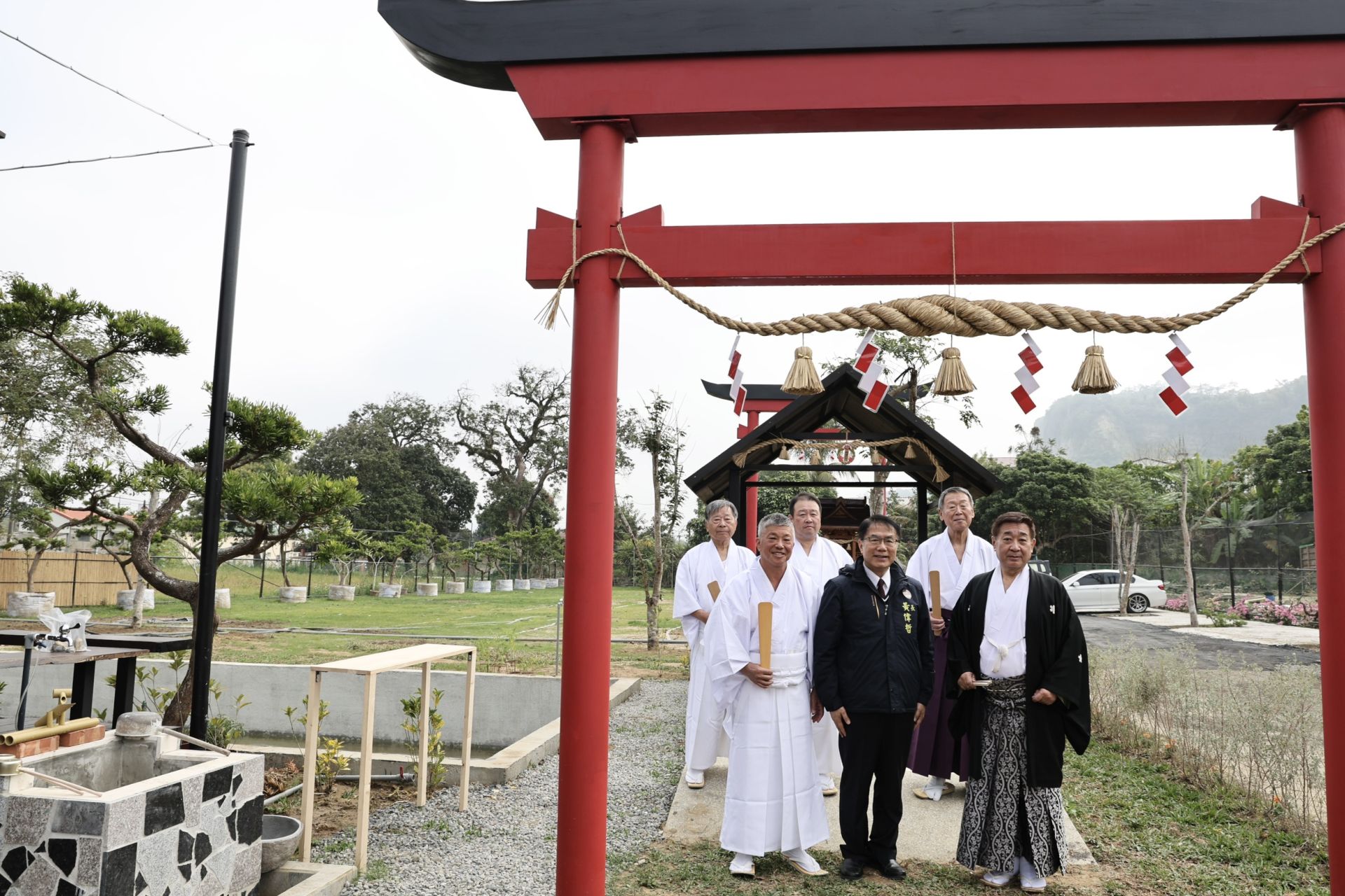 ▲▼玉井輪樂摩托車神社入魂儀式曁開幕典禮,黃偉哲與日本神道扶桑教管長宍野史生、日本摩托車協會理事長吉田純一及日方重量級神職人員一同合影留念。(圖/記者王俊勝 翻攝)2