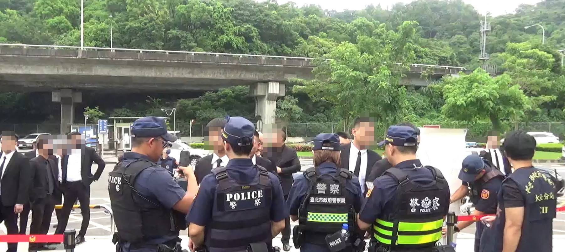 ▲警方逐一盤查。（翻攝畫面）