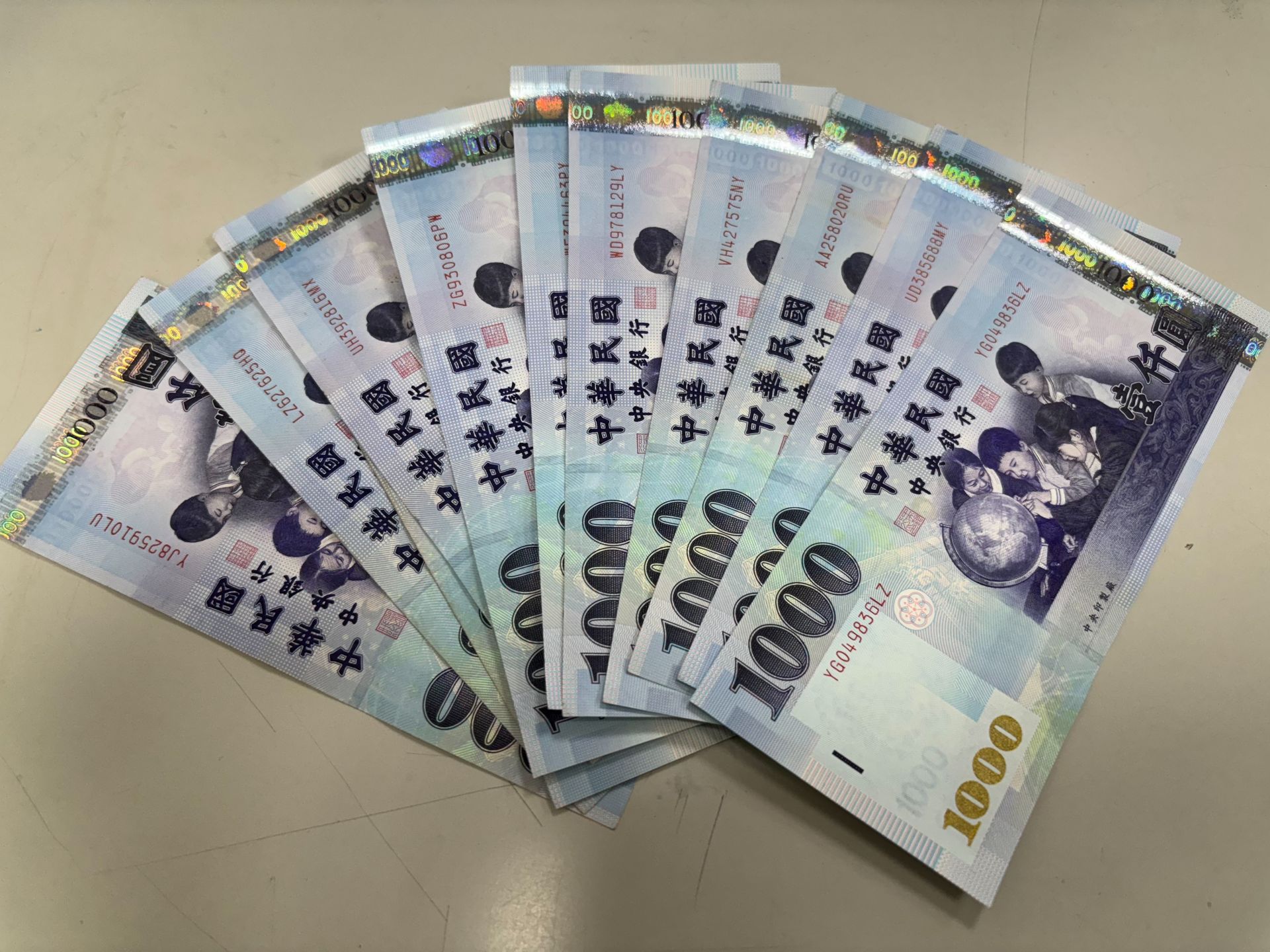 普發現金1萬元有望17日立院三讀過關，行政院強調總統公布後一月內就會發放，最快10月底或11月初民眾就能領到。