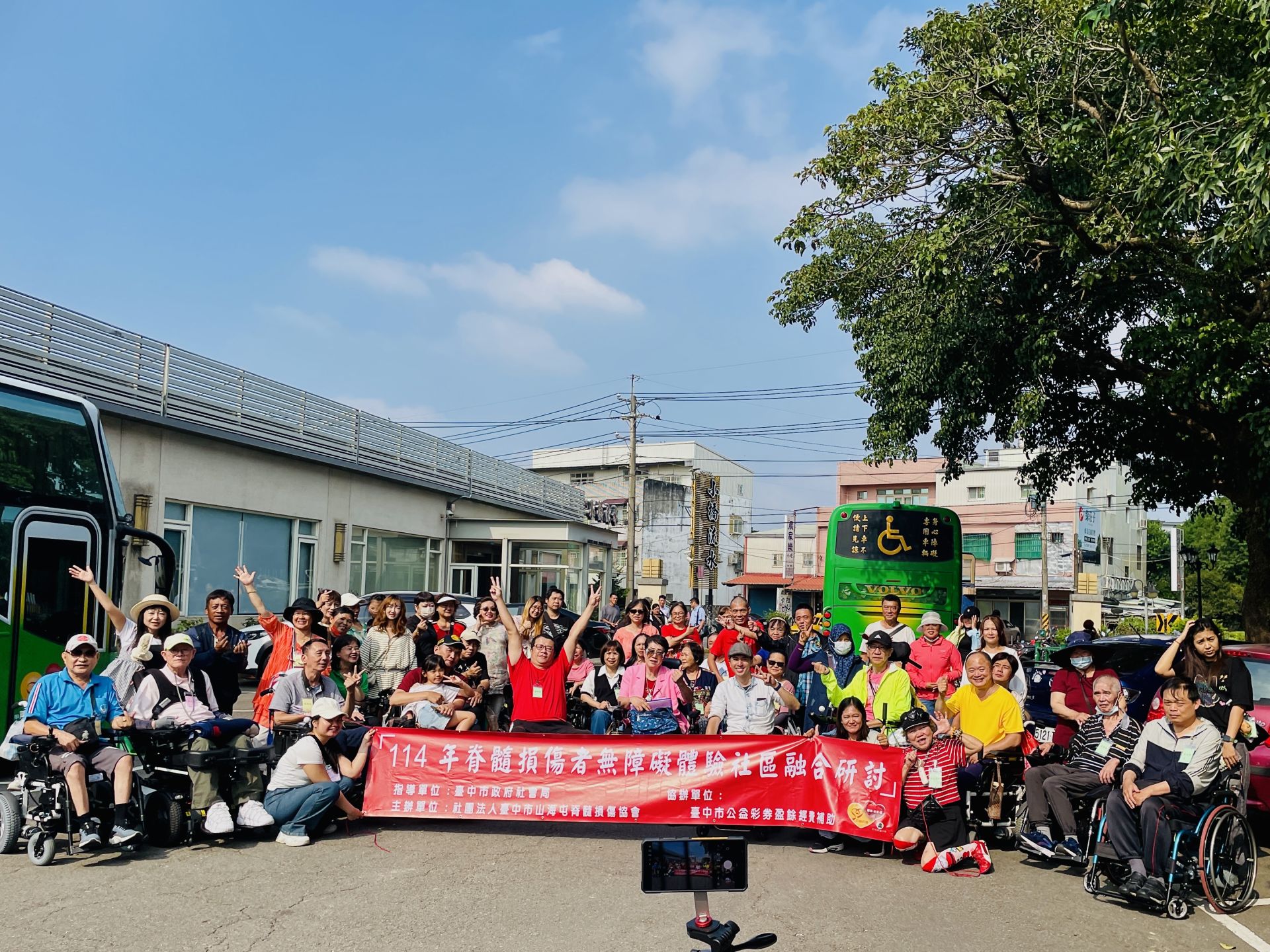 輪椅不缺席!百人隊伍走進大甲媽祖遶境 彩光基金會倡議無障礙參與與重建願景