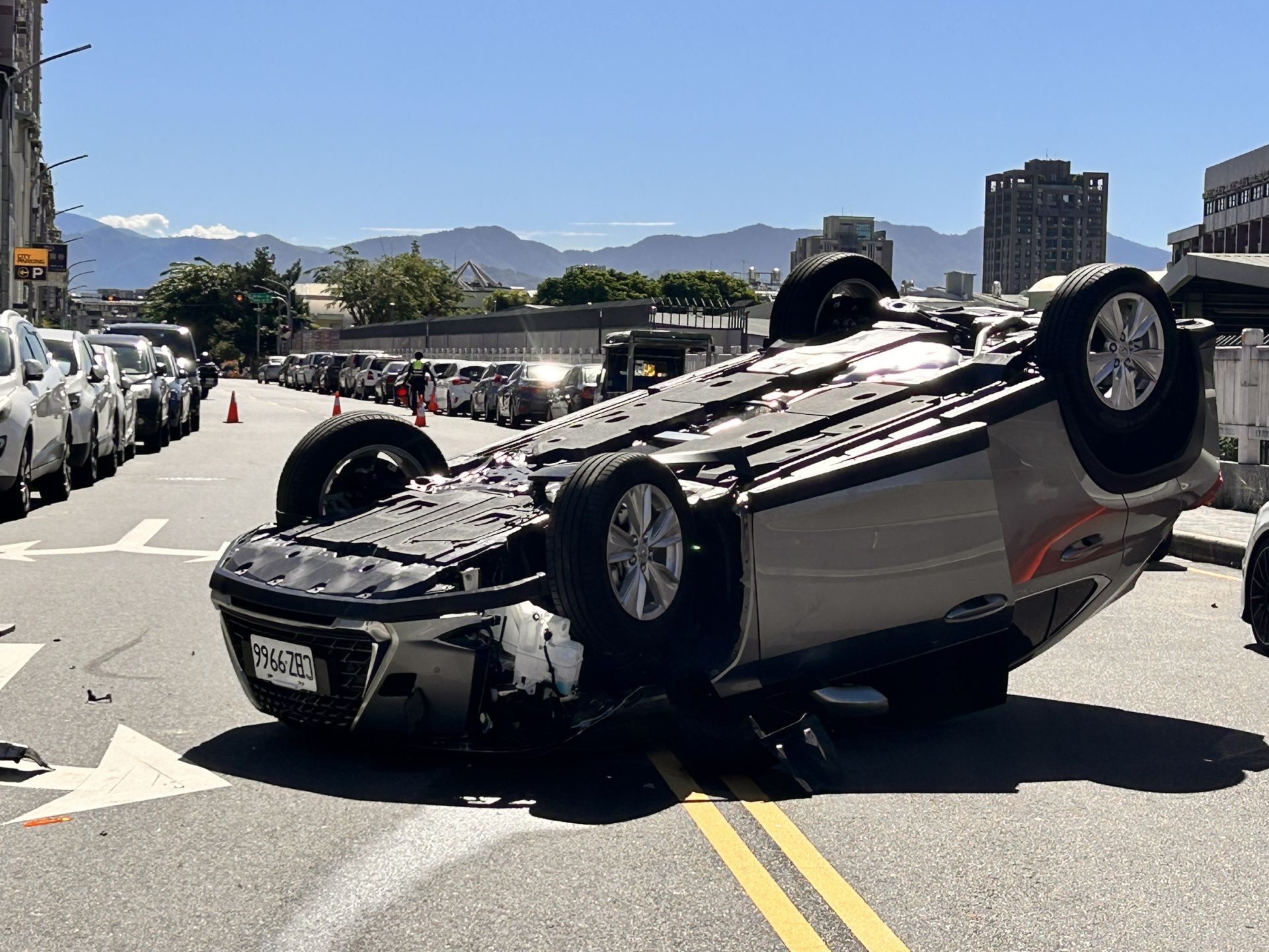 一個轉彎就翻車！女駕駛自撞違停車輛　車身180度翻覆