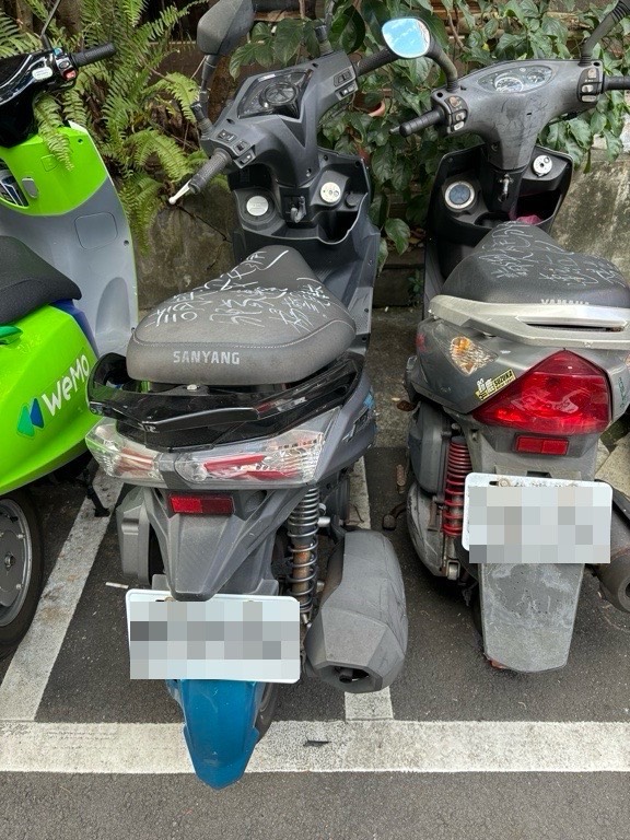 ▲警方在無辜被波及的車輛寫下訊息。（翻攝畫面）