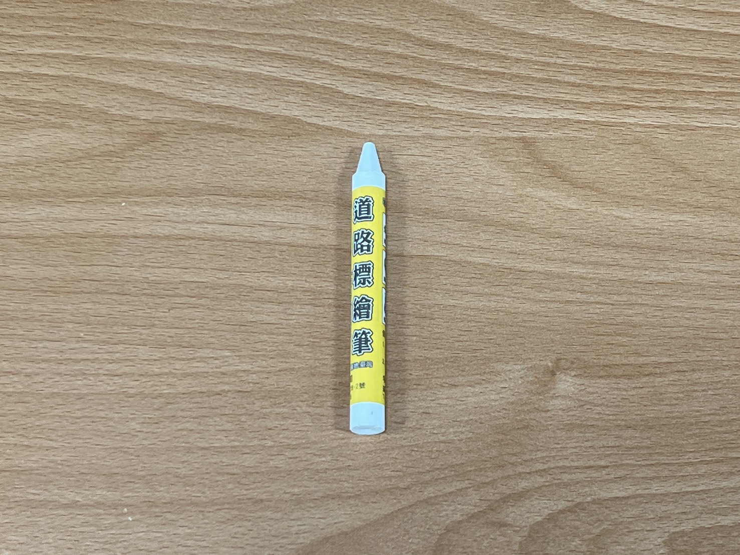 ▲車主表示道路描繪筆的白字相當難擦。（翻攝畫面）