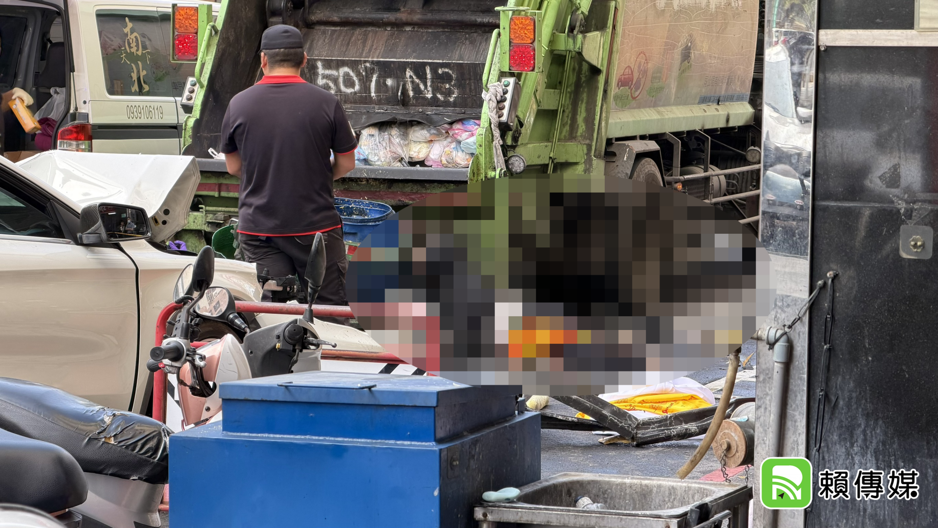 ▲23歲女清潔員與男友一起工作，卻在情人眼皮下死亡，男友、家屬哭到需要有人攙扶。（圖／記者王俊勝  翻攝）