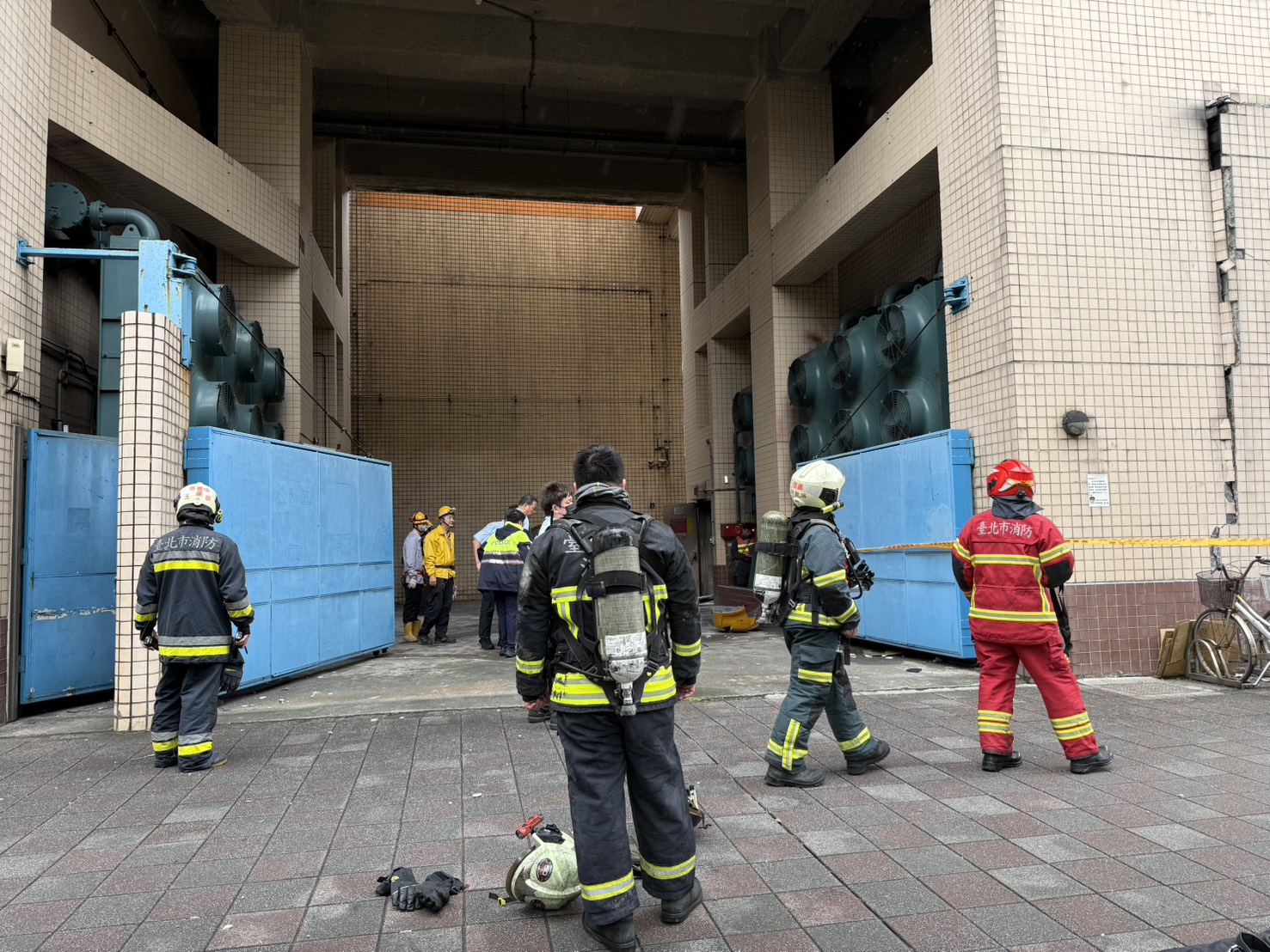 ▲大批警消人員到場。（翻攝畫面）