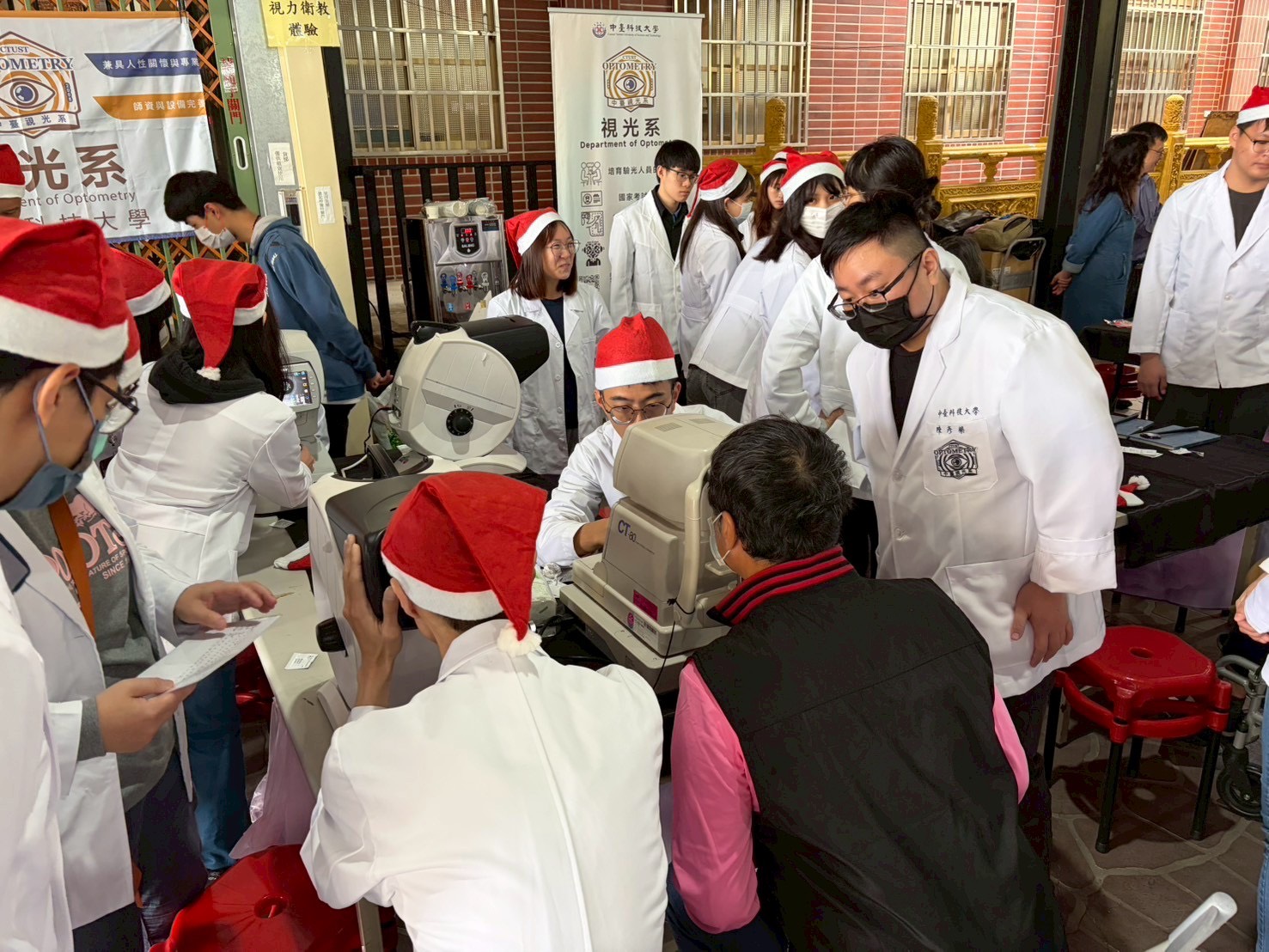 中臺科技大學視光系師生於義診現場操作專業視力檢測儀器，為在地居民進行視力檢查與初步評估，協助民眾及早掌握眼睛健康狀況。