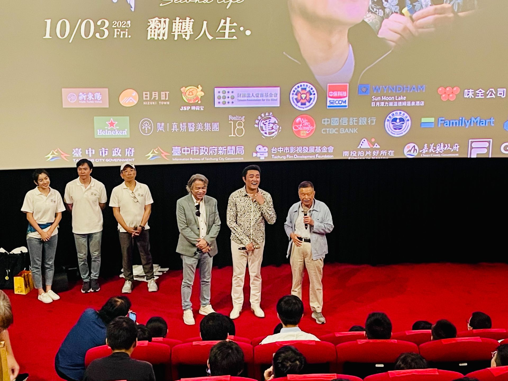 春保鎢鋼集團廖萬隆（右）、包場邀清學生欣賞國片《突破3000米的泳氣》。（圖／記者 王傳文攝）