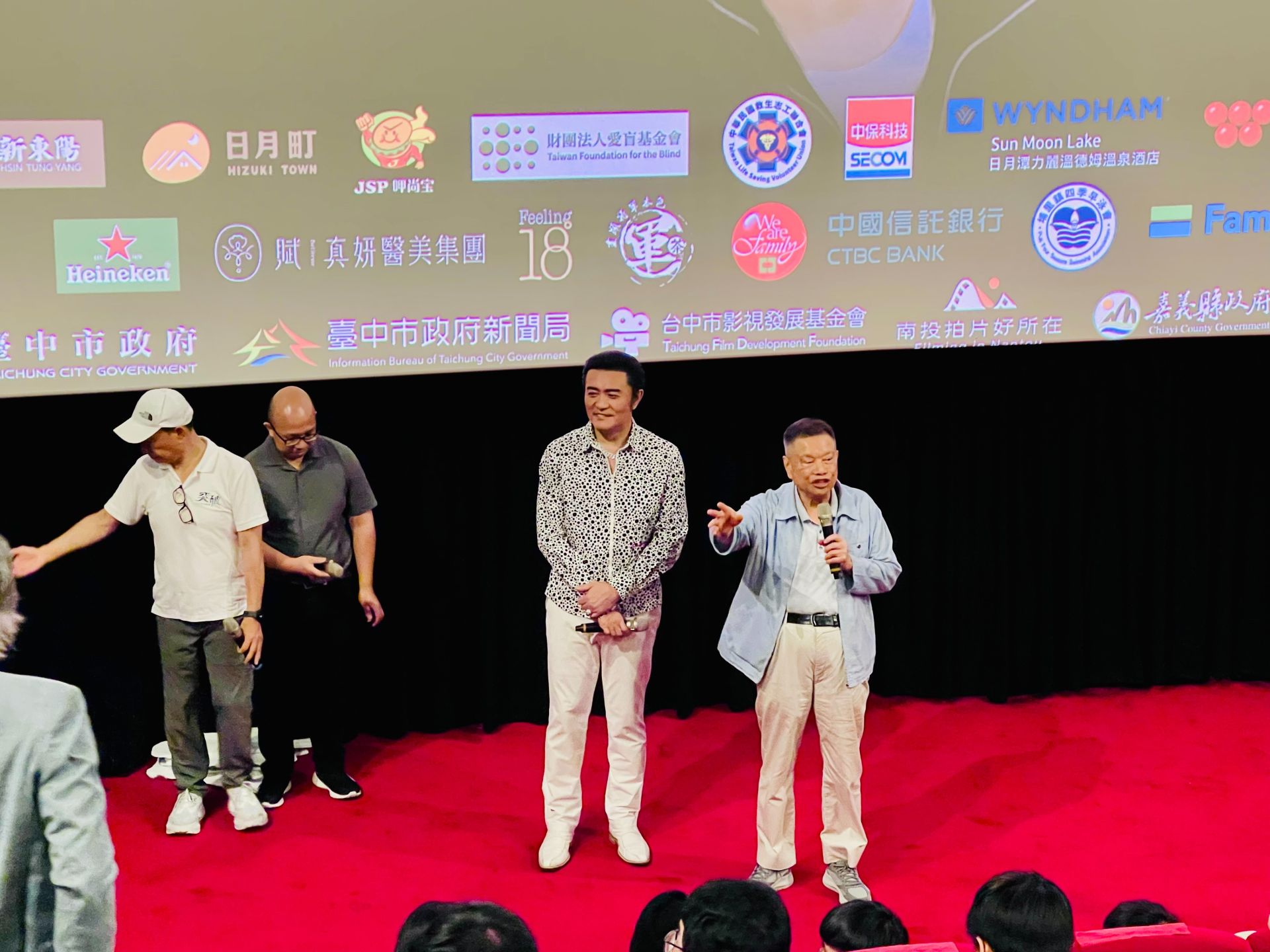 春保鎢鋼集團廖萬隆（右）、包場邀清學生欣賞國片《突破3000米的泳氣》。（圖／記者 王傳文攝）