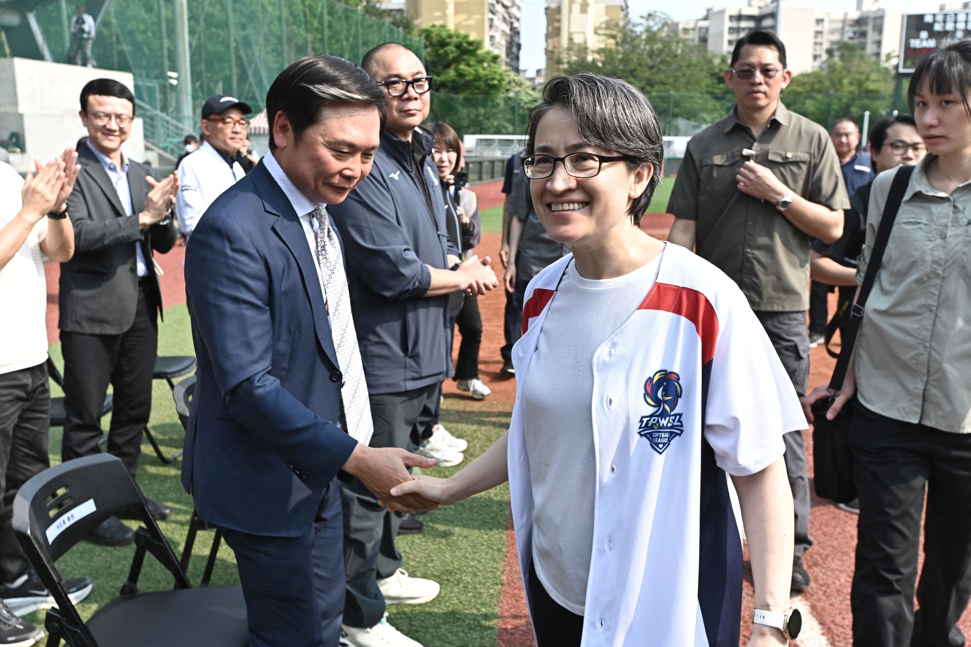 蕭美琴現身企業女壘開幕戰開球 6強集結青年公園拚冠