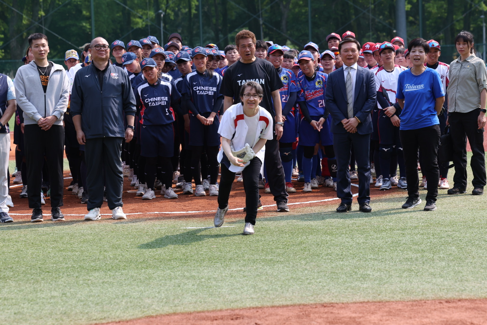 蕭美琴現身企業女壘開幕戰開球 6強集結青年公園拚冠