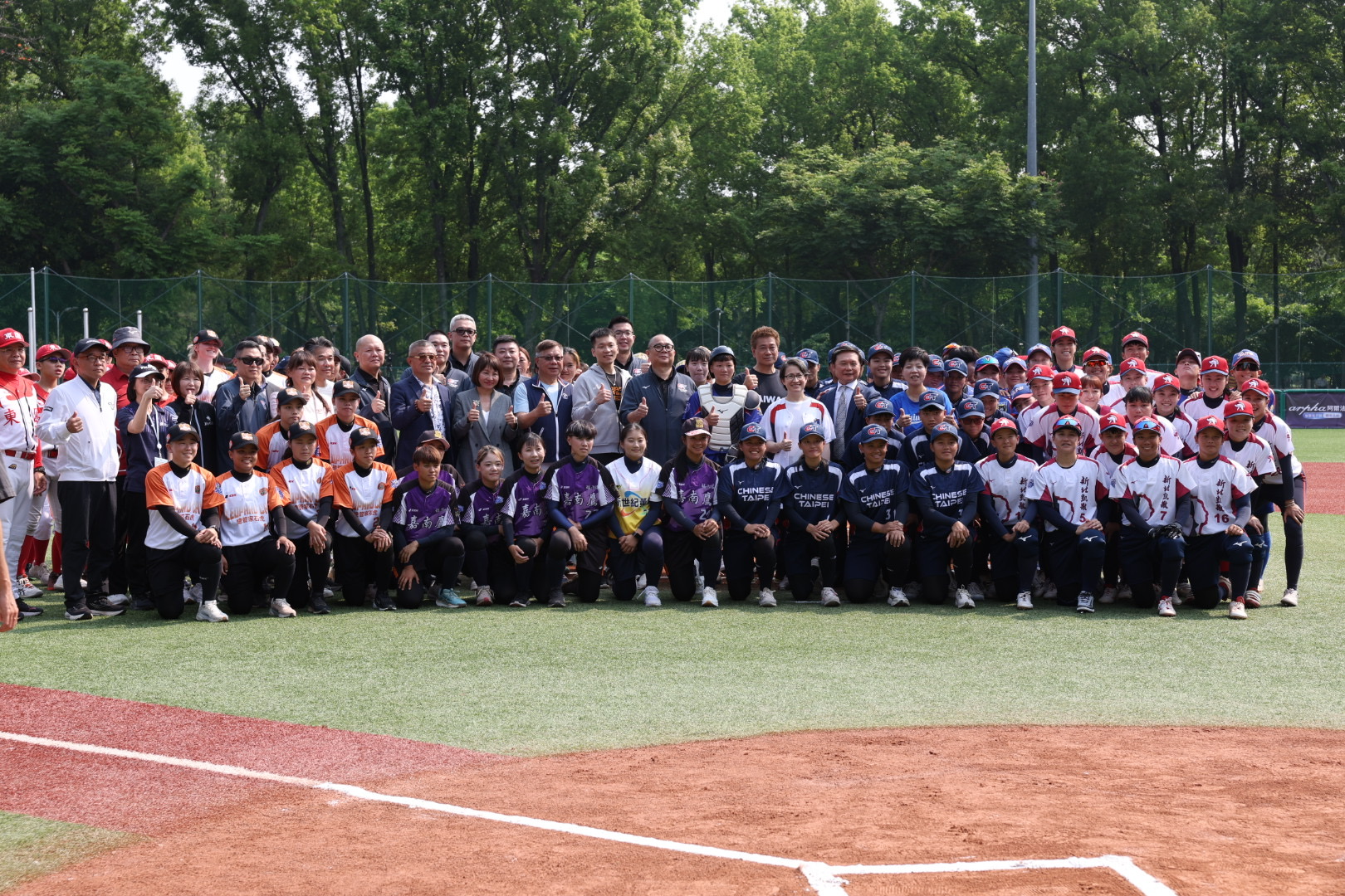 蕭美琴現身企業女壘開幕戰開球 6強集結青年公園拚冠