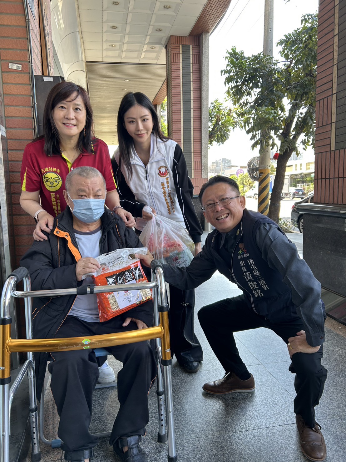 前五星級飯店總經理 李譿心 與志工、里民合影，透過實際行動投入公益，將服務精神落實於社區關懷。