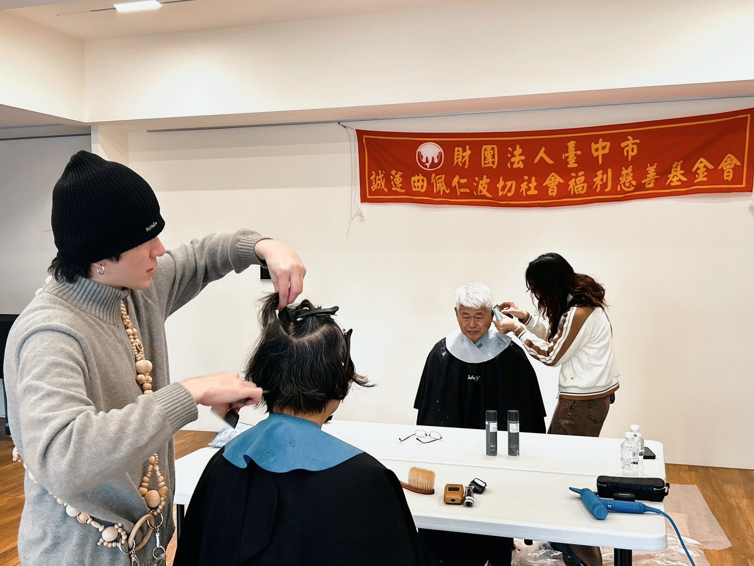 專業修整髮型，讓長輩展現清爽新氣象。