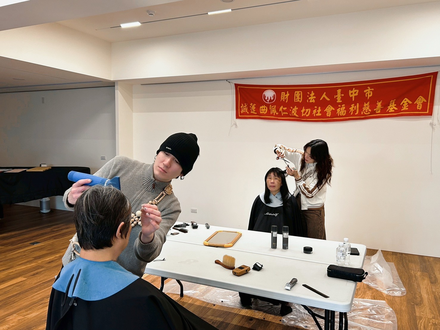 設計師細心為長者進行義剪服務，現場互動溫馨自然。