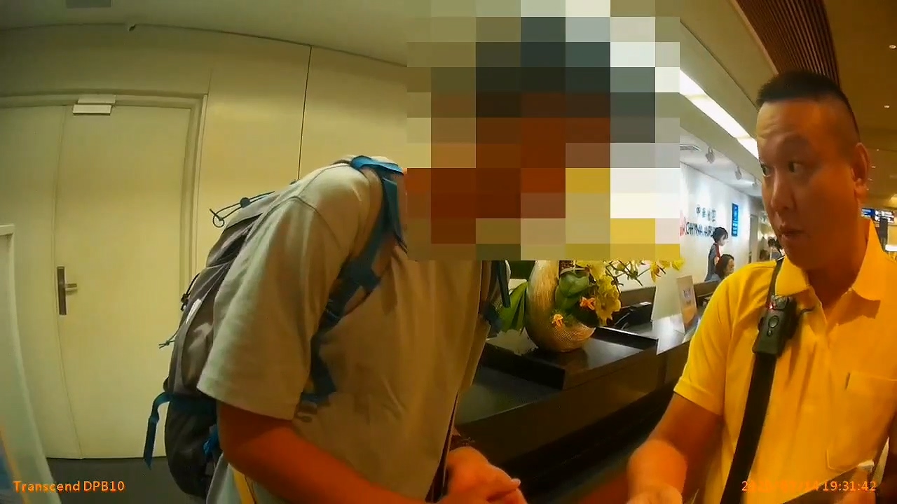 ▲警方在機場將人攔下。（翻攝畫面）