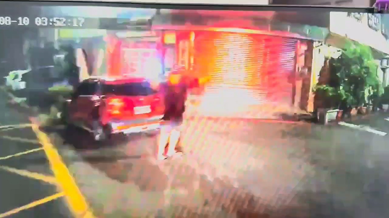 ▲民眾幫忙指引救護車方向。（翻攝畫面）