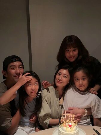 賈靜雯迎接51歲生日，全家團聚慶生。（圖／翻攝賈靜雯Threads）