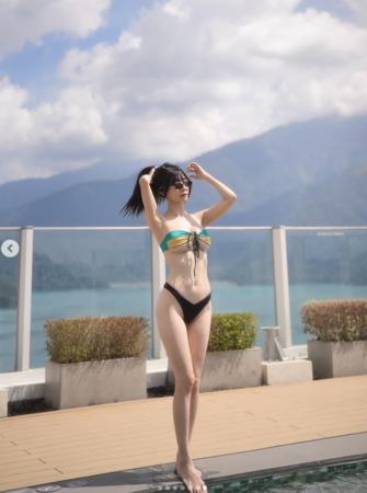 艾融穿上比基尼泳衣分享辣照。（圖／翻攝艾融IG）