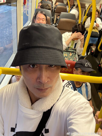 吳鎮宇搭公車刷老年卡被司機質疑。(圖/翻攝吳鎮宇微博)