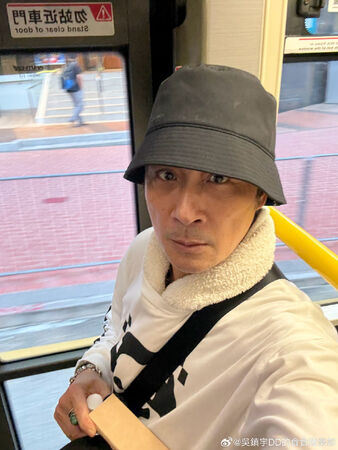 吳鎮宇搭公車刷老年卡被司機質疑。(圖/翻攝吳鎮宇微博)