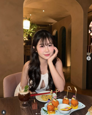 賴可穿上超辣服裝用餐。(圖/翻攝賴可IG)