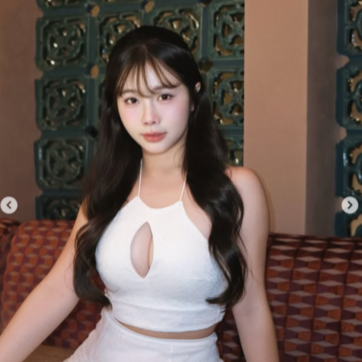 賴可穿上超辣服裝用餐。(圖/翻攝賴可IG)