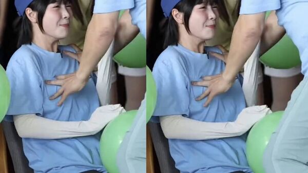 玩遊戲時，胡瓜疑似碰觸到籃籃胸部。（圖／翻攝《綜藝大集合》）