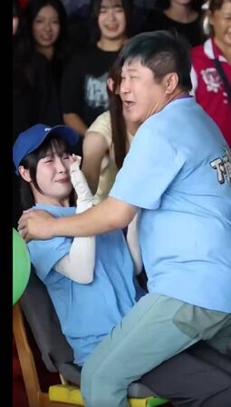 玩遊戲時，胡瓜疑似碰觸到籃籃胸部。（圖／翻攝《綜藝大集合》）