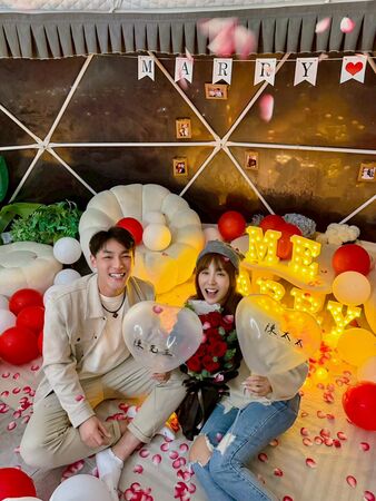 網美好友曬照祝福,透露陳晨威求婚啾啾成功。(圖/翻攝黃文文Threads)