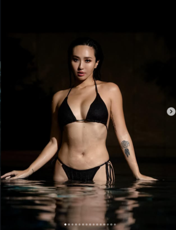 薔薔穿比基尼辣露蜜桃臀。(圖/翻攝薔薔IG)