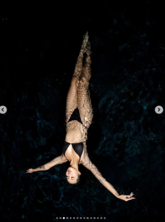 薔薔穿比基尼辣露蜜桃臀。(圖/翻攝薔薔IG)