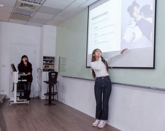 廉世彬現身大學校園。(圖/文化大學新聞系提供)