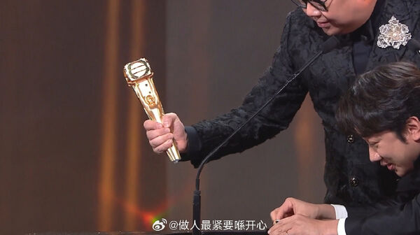 林盛斌得獎時竟敲斷獎盃。(圖/翻攝微博)