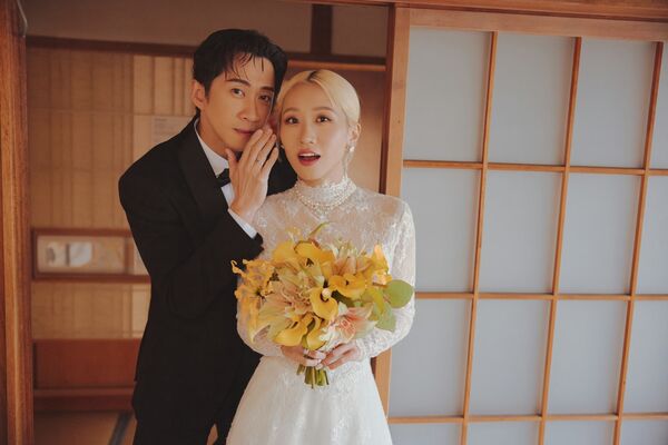 陳漢典與Lulu以富士山為背景拍攝甜蜜婚紗。(圖/天地合提供)