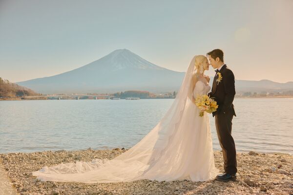 陳漢典與Lulu以富士山為背景拍攝甜蜜婚紗。(圖/天地合提供)