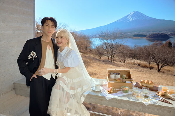 陳漢典與Lulu以富士山為背景拍攝甜蜜婚紗。(圖/天地合提供)