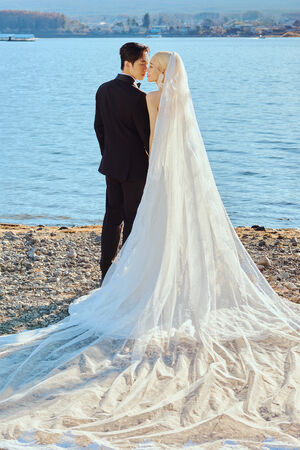 陳漢典與Lulu以富士山為背景拍攝甜蜜婚紗。(圖/天地合提供)