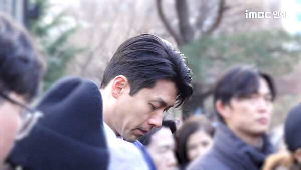 眾多藝人到場送安聖基最後一程。（圖／翻攝iMBC YouTube）