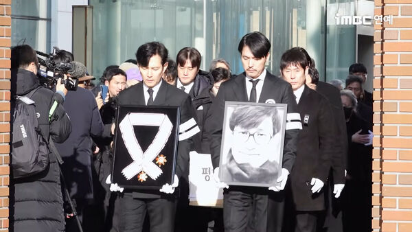 鄭雨盛捧遺照、李政宰捧勳章，送安聖基最後一程。（圖／翻攝iMBC YouTube）