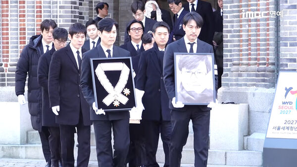 鄭雨盛捧遺照、李政宰捧勳章，送安聖基最後一程。（圖／翻攝iMBC YouTube）