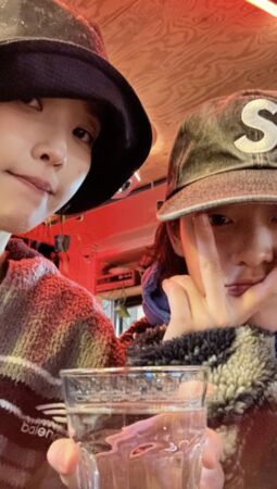 李鐘碩穿著與IU一樣的衣服現身聚餐。(圖/翻攝李妍IG)