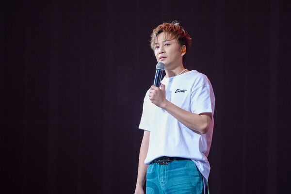 書偉涉閃兵淚灑舞台。(圖/相信音樂提供)