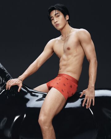 婁峻碩突破尺度內褲入鏡。（圖／Calvin Klein 提供）