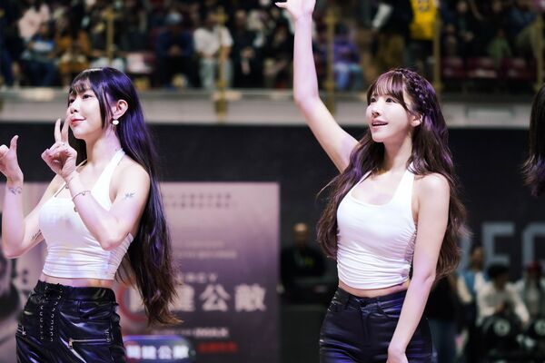 三上悠亞等啦啦女神，重新詮釋電影中被AI法官審判的場景。（圖／索尼提供）