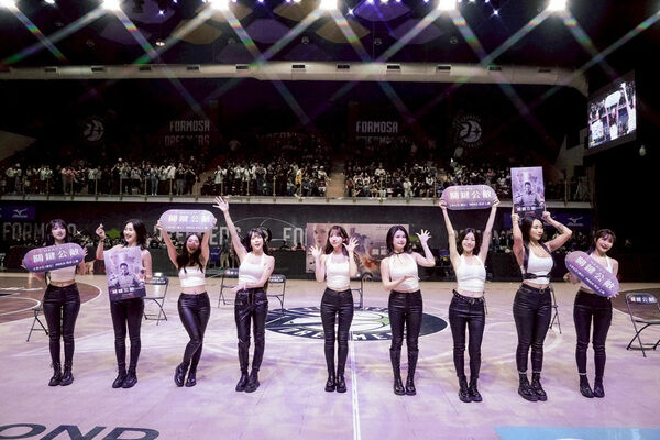 三上悠亞等啦啦女神，重新詮釋電影中被AI法官審判的場景。（圖／索尼提供）