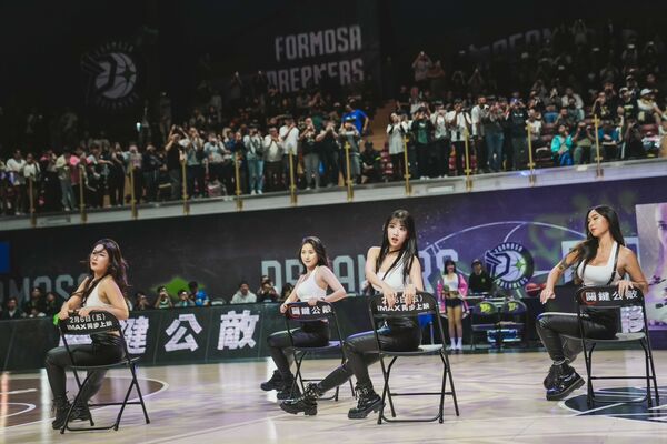 三上悠亞等啦啦女神，重新詮釋電影中被AI法官審判的場景。（圖／索尼提供）