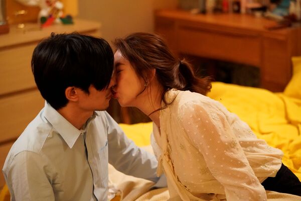 劇中姚淳耀緊貼郭書瑤下半身,要拍出「起生理反應」的畫面。(圖/彼此影業提供)