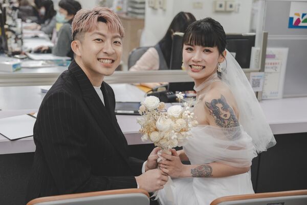 耶嫩和俐馨登記結婚。(圖/翻攝耶嫩Threads)