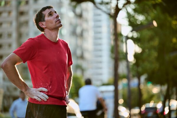 美國攀岩名將霍諾德24日挑戰徒手攀登台北101。（圖／翻攝Netflix臉書）