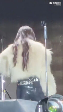于文文舞台上昏倒後首發聲。(圖/翻攝微博)
